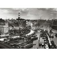 0233_217_11_1 Offene und abgedeckte Schuten liegen im Binnnenhafen. | Binnenhafen - historisches Hafenbecken in der Hamburger Altstadt.